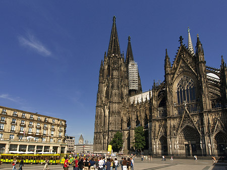 Bimmelbahn fährt zum Kölner Dom