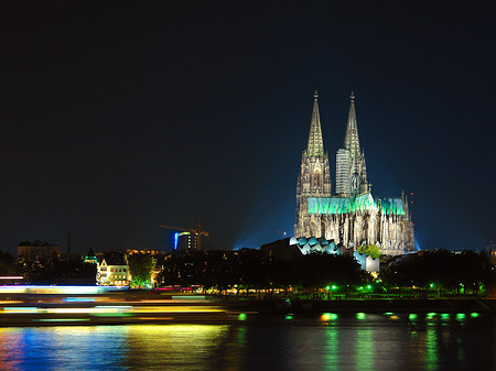 Fotos Schiff fährt am Kölner Dom vorbei