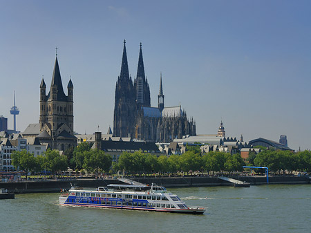 Kölner Dom und Groß St Martin auf Rheinufer Fotos