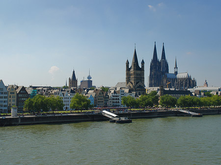 Foto Kölner Dom und Groß St Martin auf Rheinufer - Köln