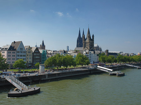 Kölner Dom und Groß St Martin auf Rheinufer