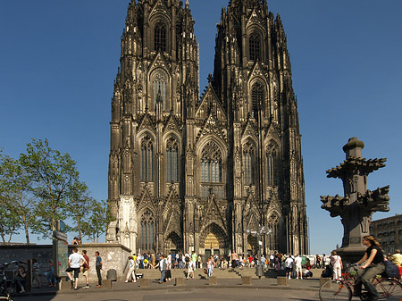 Foto Touristen tummeln sich vor Kölner Dom - Köln