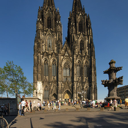 Touristen tummeln sich vor Kölner Dom Foto 