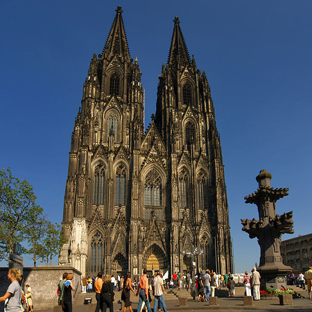 Foto Touristen tummeln sich vor Kölner Dom