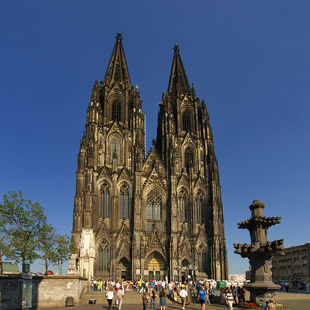 Foto Touristen tummeln sich vor Kölner Dom