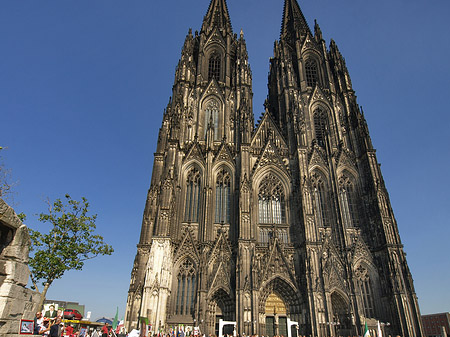 Fotos Touristen tummeln sich vor Kölner Dom | Köln