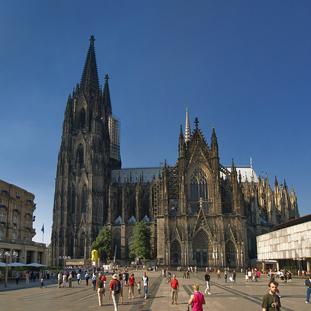 Foto Touristen tummeln sich vor Kölner Dom