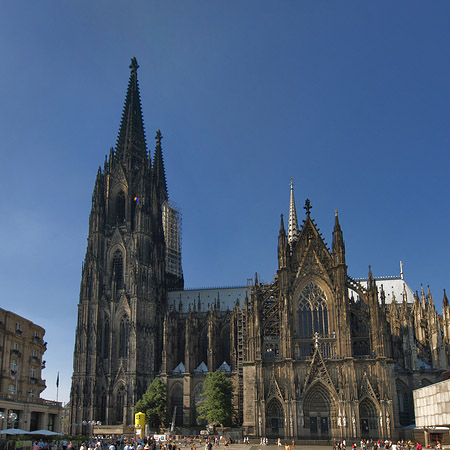 Touristen tummeln sich vor Kölner Dom Foto 