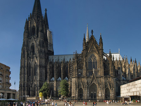 Fotos Touristen tummeln sich vor Kölner Dom | Köln