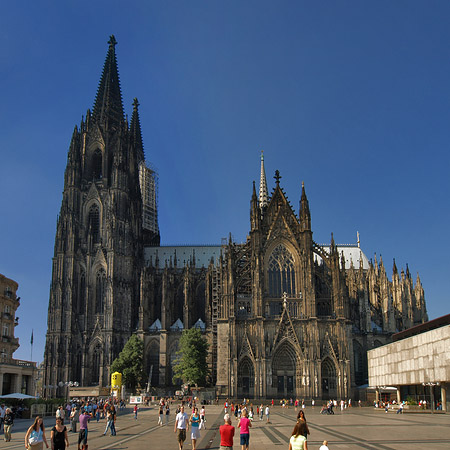 Foto Touristen tummeln sich vor Kölner Dom