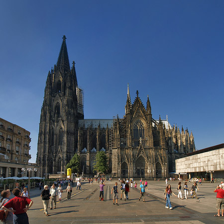 Fotos Touristen tummeln sich vor Kölner Dom