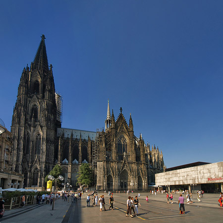 Touristen tummeln sich vor Kölner Dom Fotos