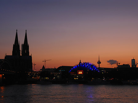 Kölner Dom neben Musical Dome Foto 