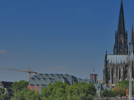 Dach der Kölner Philharmonie und Kölner Dom Fotos