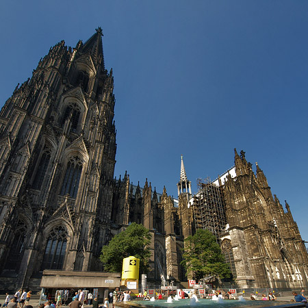 Blick über Roncalliplatz zum Kölner Dom