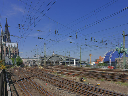 Hauptbahnhof neben dem Kölner Dom Fotos