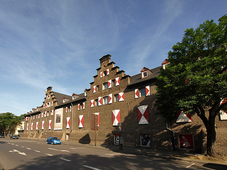 Kölnisches Stadtmuseum mit Straße Foto 