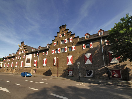 Kölnisches Stadtmuseum mit Straße Fotos