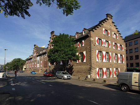 Kölnisches Stadtmuseum mit Straße Foto 