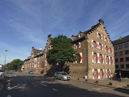 Foto Kölnisches Stadtmuseum mit Straße