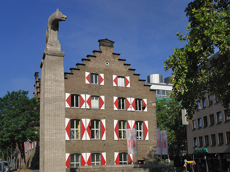 Wolfsstatue und Stadtmuseum Foto 