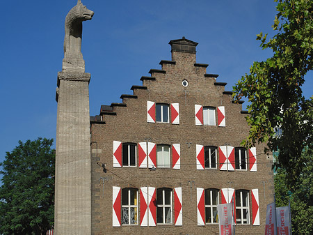 Wolfsstatue und Stadtmuseum Fotos