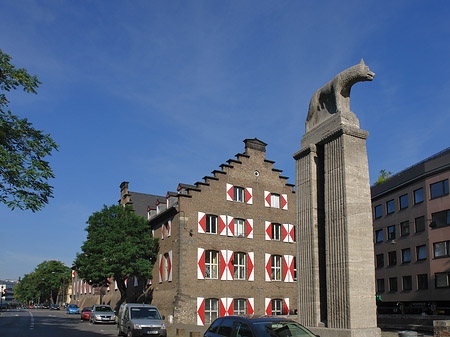 Wolfsstatue und Stadtmuseum Foto 