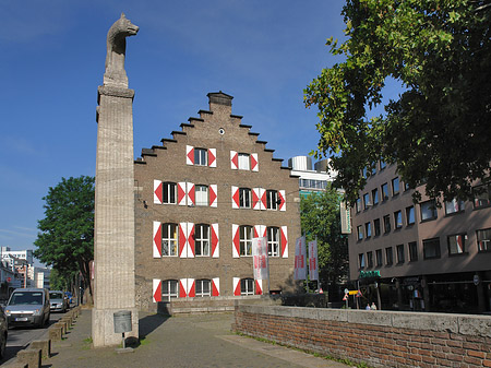 Wolfsstatue und Stadtmuseum