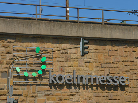 KölnMesse-Schild an Hochbrücke Foto 