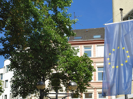 Mittelstraße mit Europafahne