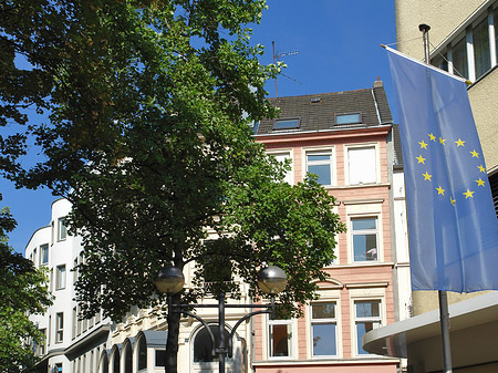 Mittelstraße mit Europafahne