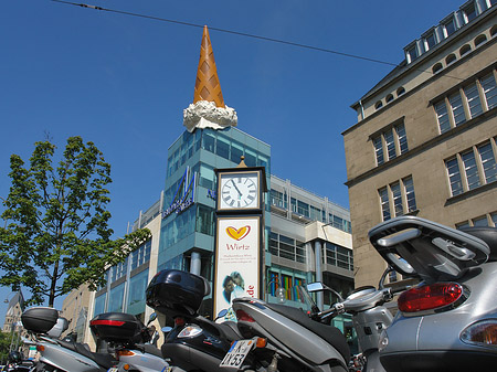 Foto Neumarkt Galerie mit Mopeds