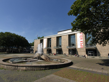 Foto Oper Köln mit Brunnen