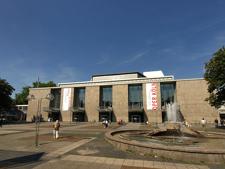 Oper Köln mit Brunnen Foto 