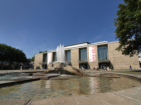 Oper Köln mit Brunnen Fotos