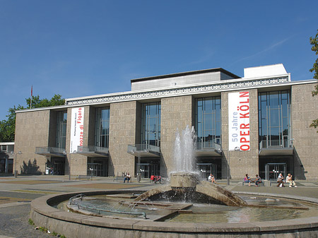 Oper Köln mit Brunnen Foto 