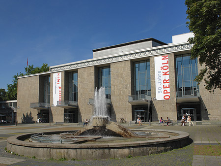 Oper Köln mit Brunnen Foto 