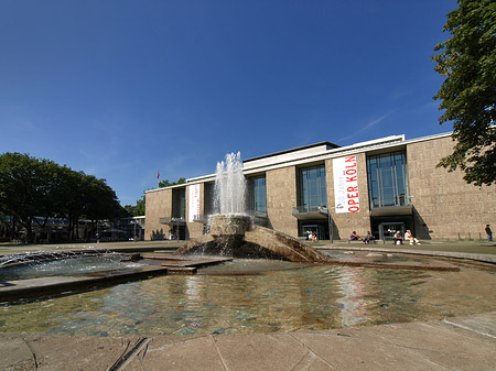 Oper Köln mit Brunnen