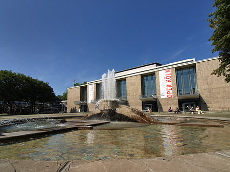 Oper Köln mit Brunnen Foto 