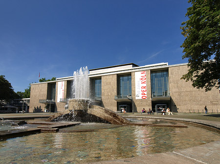 Oper Köln mit Brunnen Fotos