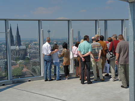 Foto Besucher gucken auf den Kölner Dom - Köln