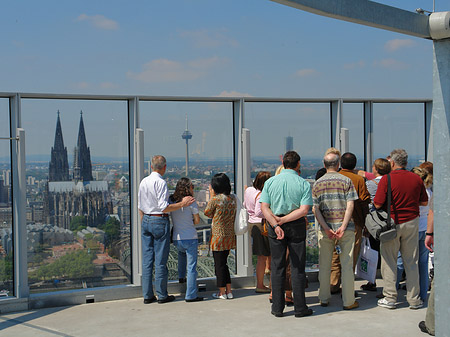 Besucher gucken auf den Kölner Dom