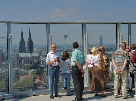 Besucher gucken auf den Kölner Dom Fotos