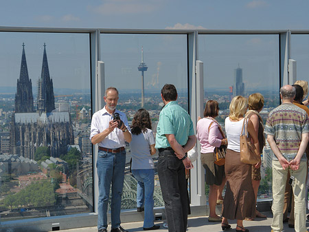 Besucher gucken auf den Kölner Dom Foto 