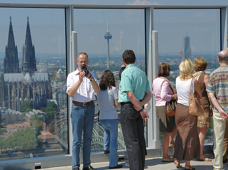 Foto Besucher gucken auf den Kölner Dom