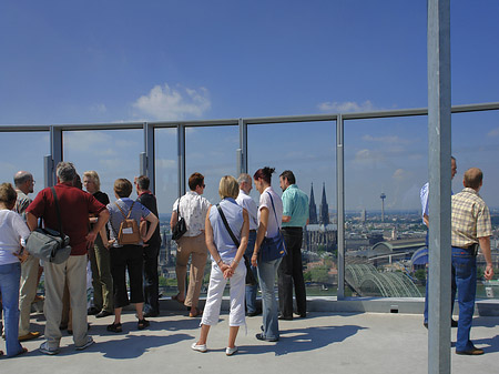 Besucher gucken auf Köln Foto 