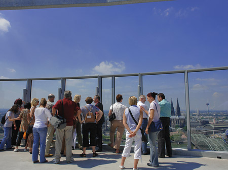 Besucher gucken auf Köln