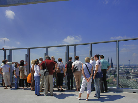 Besucher gucken auf Köln