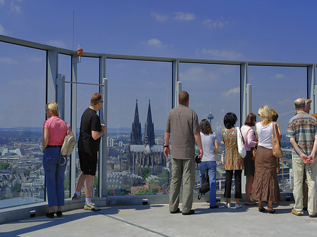 Besucher gucken auf Köln