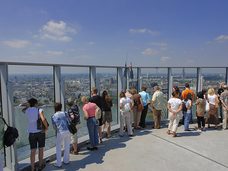 Foto Besucher gucken auf Köln